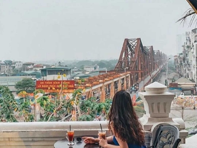 Serein Cafe and Lounge, where you can see the famous Longbian Bridge from the balcony