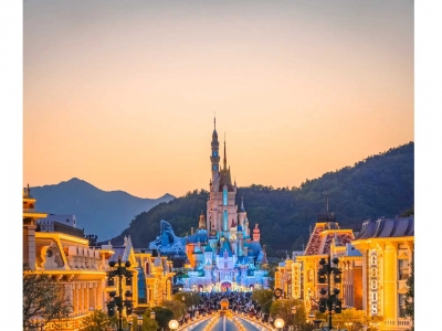 Visit Hong Kong Disneyland and enjoy the beautiful and romantic fireworks and light show at night