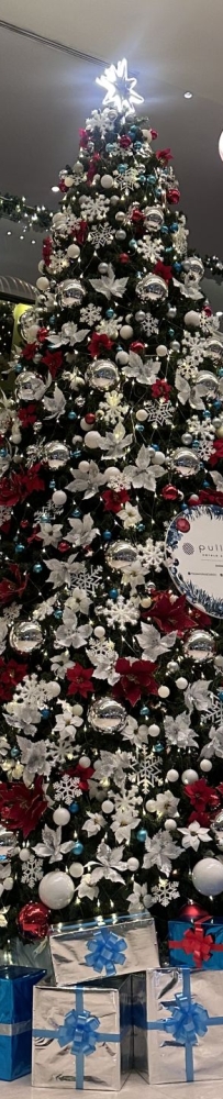 Pullman Jakarta Indonesia Thamrin, Christmas decorations and tasting fish in rice dumplings