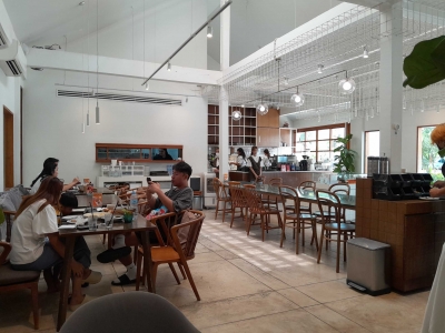 BUSABA CAFE Ayutthaya, an elegant cafe that incorporates millennial-themed art