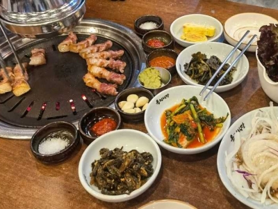 Seoul Gangnam Food—Yakdian Restaurant No. 4, the waiter helps with the barbecue