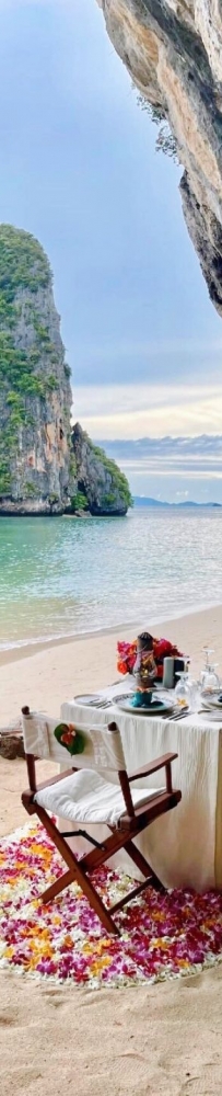 Rayavadee Hotel in the center of Krabi's Phranang Peninsula, a popular cave restaurant