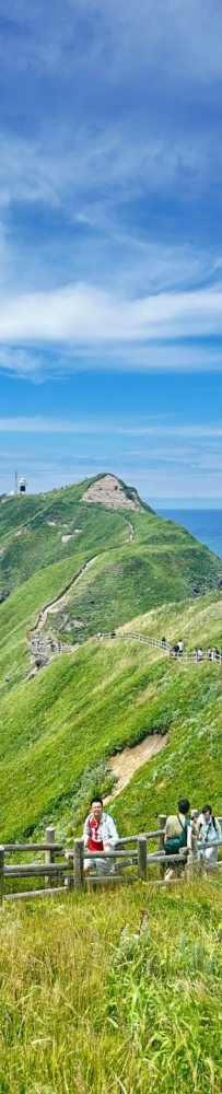 Summer is the right way to start your trip to Hokkaido💕, with green grass and blue sea