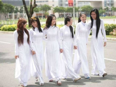 Walking on the streets of Hanoi, Vietnam, meet those pure and beautiful Vietnamese girls