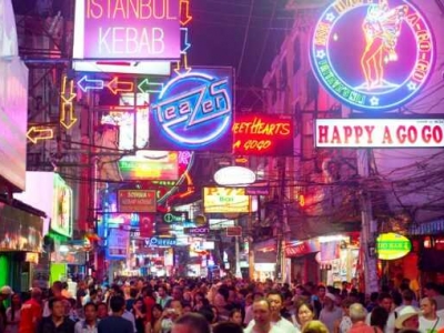 Pattaya: neon lights, glittering nightclubs, lively bars and pool parties