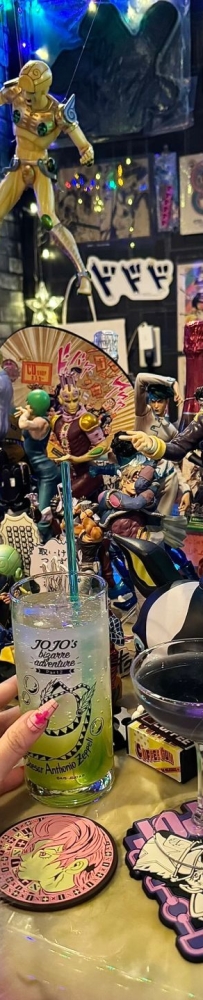 jojo bar ジョジョバー金の风 with JoJo themed elements and  corresponding figures wine